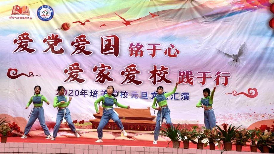 逃离残破的机舱